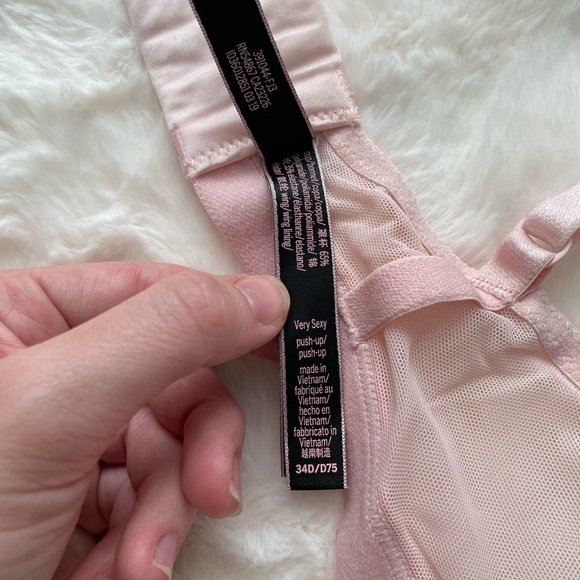34D Victoria Secret, Very Sexy Push up Bra - Picture 2 of 3
